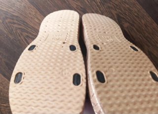 Chanclas Litte Kiven negras y plateadas