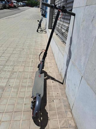 Patinete Eléctrico Gris con Ruedas Rojas