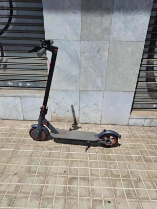 Patinete Eléctrico Gris con Ruedas Rojas