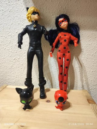Muñecos Ladybug y Cat Noir con sus mascotas