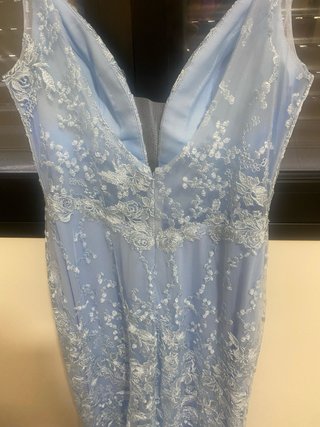 Vestido largo azul con encaje
