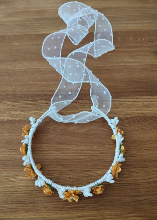 Corona de flores mostaza y blanca