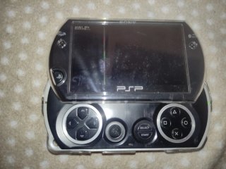 PSP Go 16GB + 4GB con caja y cargador+todoterreno*