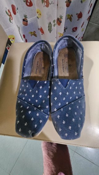 Zapatos planos azules con estampado blanco