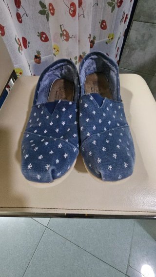 Zapatos planos azules con estampado blanco