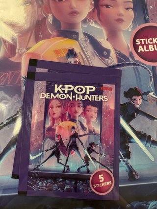 Album K-Pop Demon Hunters + 10 figurine