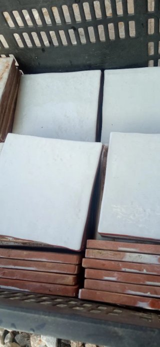 Azulejos blancos pequeños