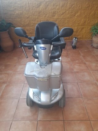 Scooter eléctrico plateado con cesta