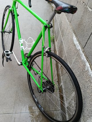 Bicicleta de carretera verde