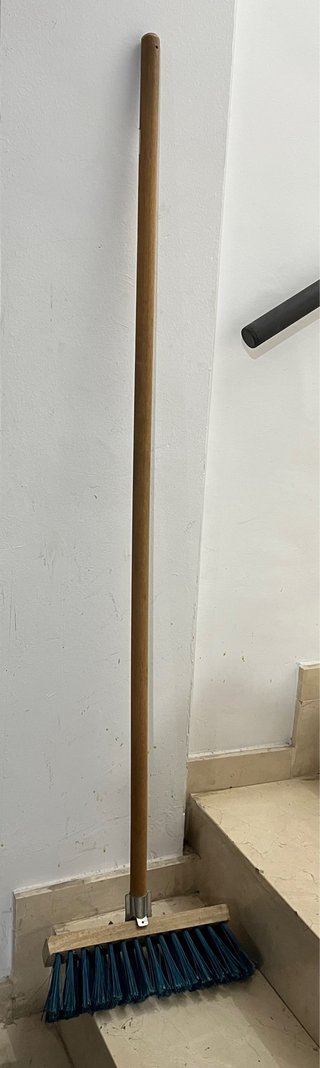 Cepillo de suelo de madera y plástico