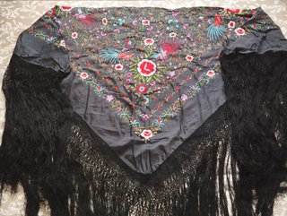 Mantón de Manila tradicional bordado negro