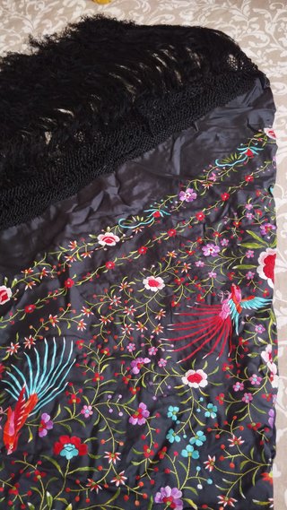 Mantón de Manila tradicional bordado negro