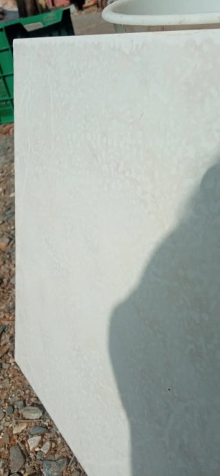 Azulejo blanco con diseño veteado