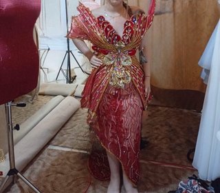 Vestido elegante boda dorado y rojo