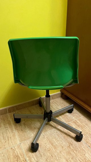 Silla infantil de escritorio verde con ruedas