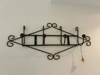 Perchero de forja con detalles de madera