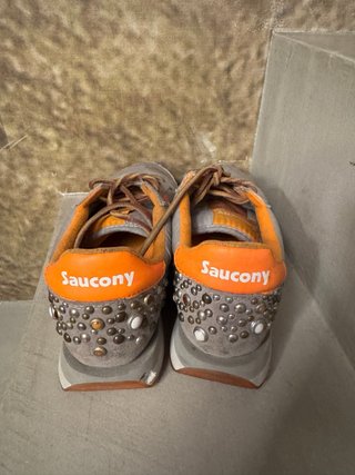 Saucony Jazz grigie arancioni borchie
