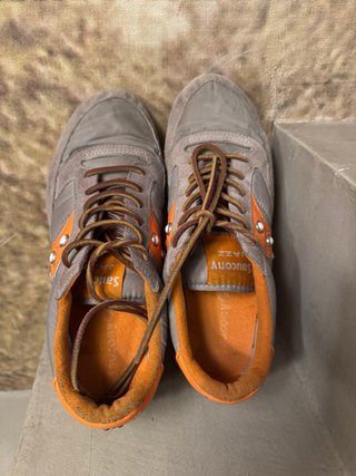 Saucony Jazz grigie arancioni borchie