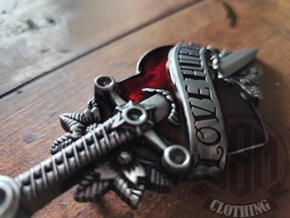 Fibbia a forma di cuore con spada