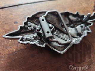 Fibbia a forma di cuore con spada