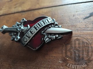 Fibbia a forma di cuore con spada