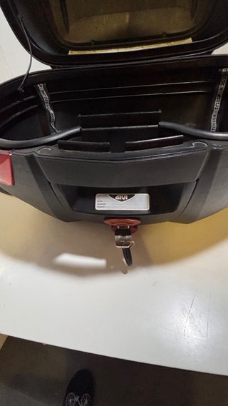 Baúl Givi V47 Monokey deportivo en muy buen estado