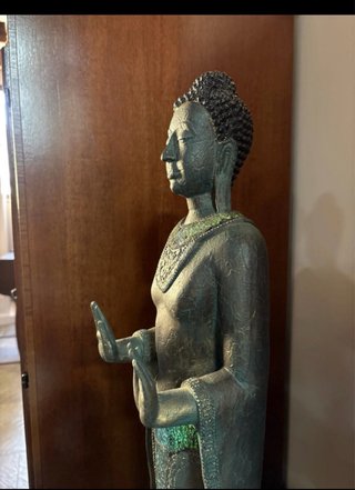 Statua Buddha in piedi decorata