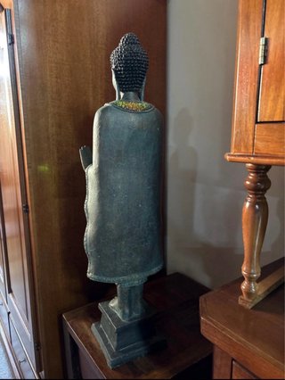 Statua Buddha in piedi decorata