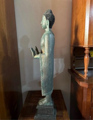 Statua Buddha in piedi decorata