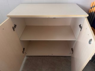 Mueble de oficina beige y blanco