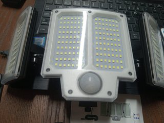 Luminária Solar 234 LEDs c/ Sensor e Comando