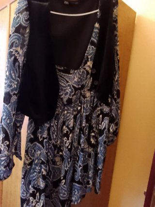 Vestido Zara estampado floral con chaleco negro