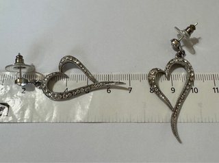 Orecchini a forma di cuore con strass