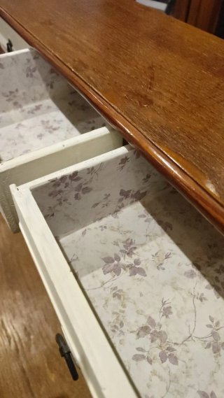 Buró de madera con persiana y cajones