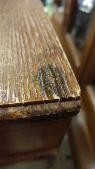 Buró de madera con persiana y cajones