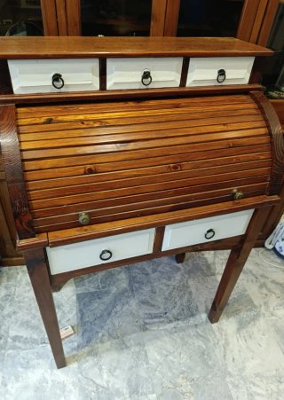 Buró de madera con persiana y cajones