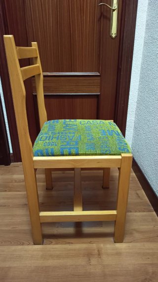 Sillas de madera con asiento estampado