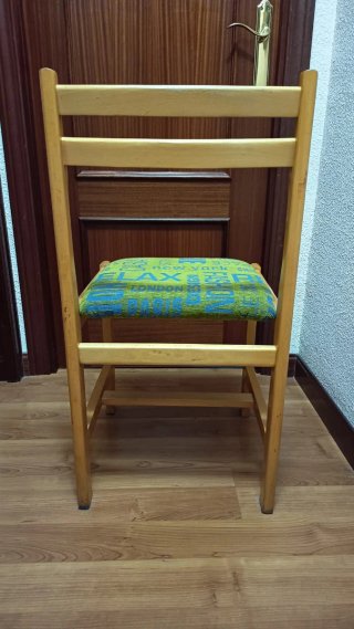 Sillas de madera con asiento estampado