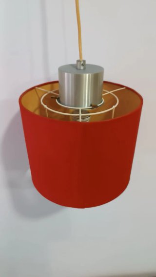 Lámpara colgante roja  y plateada.