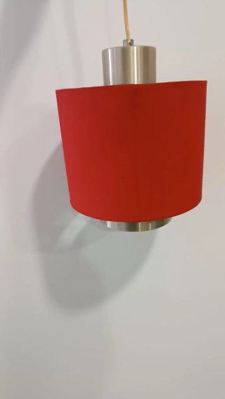 Lámpara colgante roja  y plateada.
