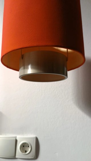 Lámpara colgante roja  y plateada.