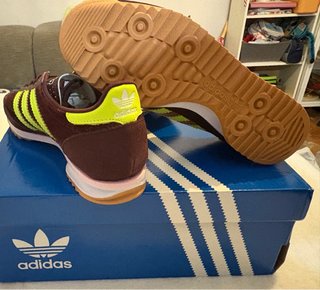 Zapatillas Adidas burdeos y Amarillas
