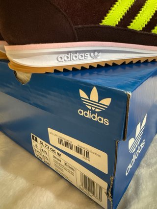 Zapatillas Adidas burdeos y Amarillas