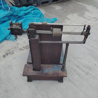 Balanza antigua de madera y metal