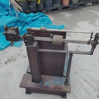 Balanza antigua de madera y metal