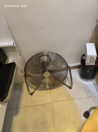 Ventilador de suelo metálico plateado