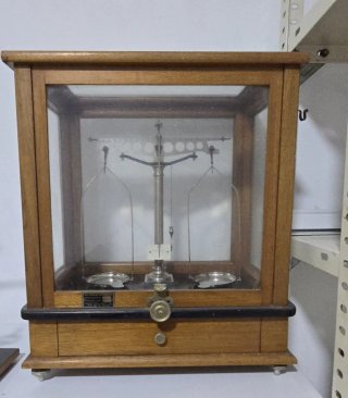 Báscula de farmacia antigua de madera y cristal
