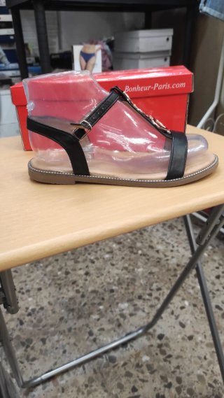 Sandalias negras con corazones