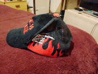 Gorra negra con detalles rojos