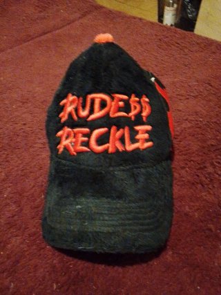 Gorra negra con detalles rojos
